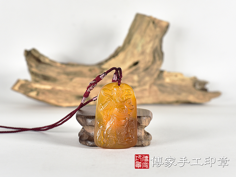 瑪瑙關公項鍊玉珮(關聖帝君:關公牌瑪瑙關公玉珮、玉髓關公玉墜)。紅瑪瑙玉髓關公,KG810。客製化訂做各種瑪瑙玉髓關公吊墜玉珮項鍊。★附東方翡翠寶石保證卡 0.jpg