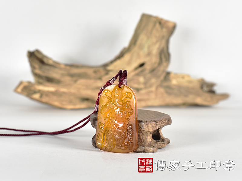 瑪瑙關公項鍊玉珮(關聖帝君:關公牌瑪瑙關公玉珮、玉髓關公玉墜)。紅瑪瑙玉髓關公,KG810。客製化訂做各種瑪瑙玉髓關公吊墜玉珮項鍊。★附東方翡翠寶石保證卡 1.jpg