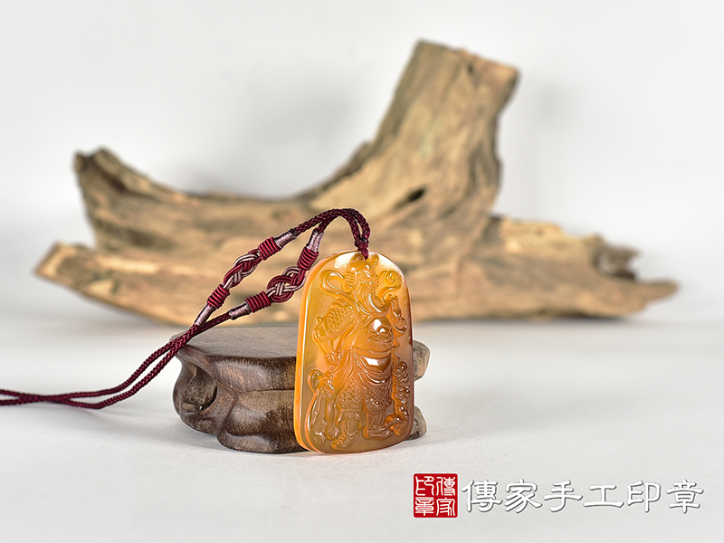 瑪瑙關公項鍊玉珮(關聖帝君:關公牌瑪瑙關公玉珮、玉髓關公玉墜)。紅瑪瑙玉髓關公,KG810。客製化訂做各種瑪瑙玉髓關公吊墜玉珮項鍊。★附東方翡翠寶石保證卡 2.jpg