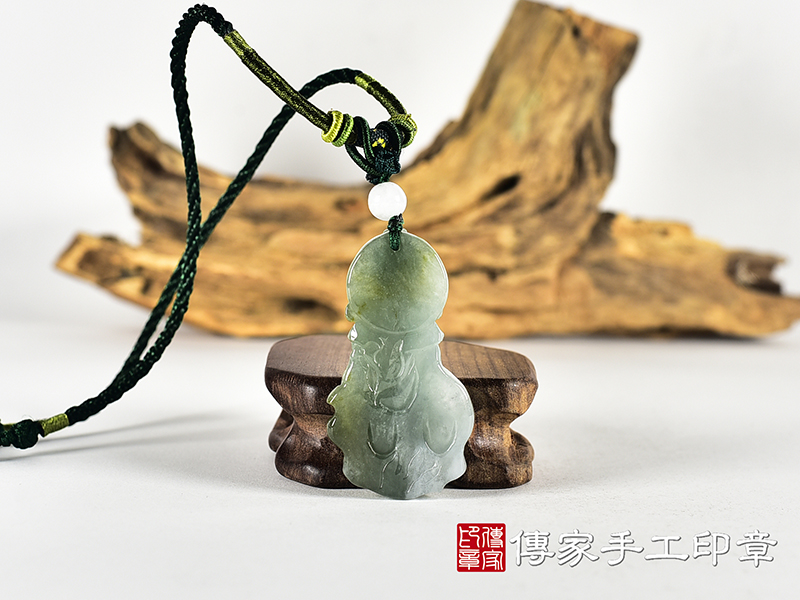 翡翠媽祖項鍊玉珮(天上聖母:媽祖牌A貨翡翠媽祖玉珮、緬甸玉媽祖玉墜)。綠色糯種媽祖,MD367。客製化訂做各種翡翠媽祖吊墜玉珮項鍊。★附A貨翡翠雙證書 3.jpg