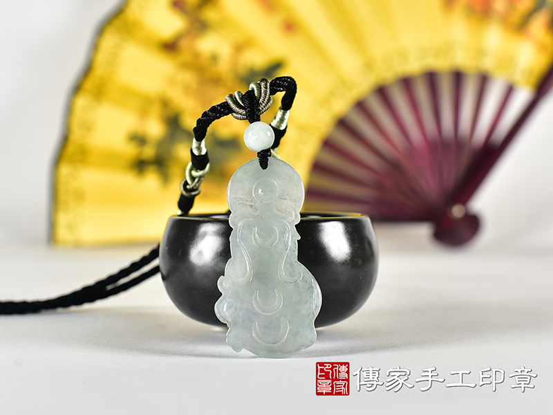 翡翠媽祖項鍊玉珮(天上聖母:媽祖牌A貨翡翠媽祖玉珮、緬甸玉媽祖玉墜)。綠色糯種媽祖,MD386。客製化訂做各種翡翠媽祖吊墜玉珮項鍊。★附A貨翡翠雙證書 3.jpg