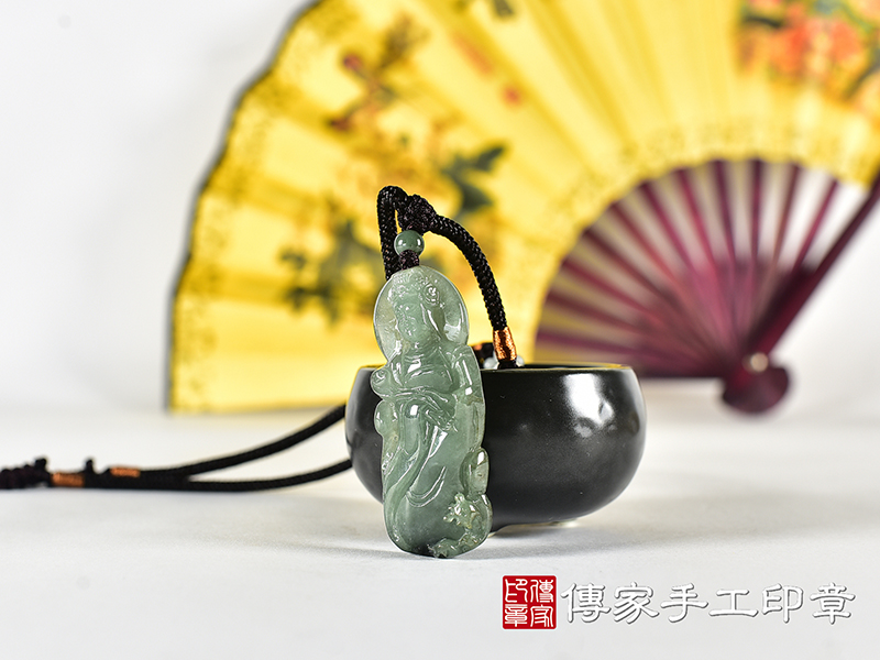 翡翠媽祖項鍊玉珮(天上聖母:媽祖牌A貨翡翠媽祖玉珮、緬甸玉媽祖玉墜)。綠色糯種媽祖,MD395。客製化訂做各種翡翠媽祖吊墜玉珮項鍊。★附A貨翡翠雙證書 1.jpg