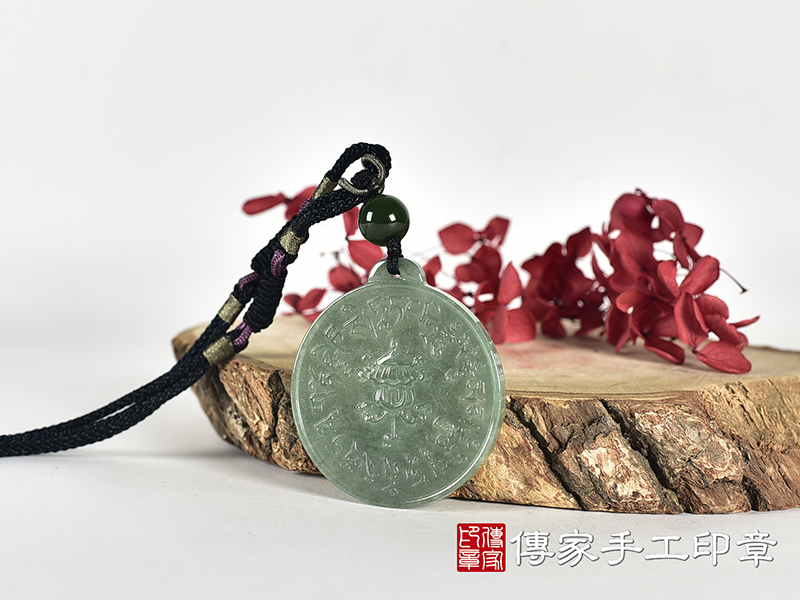 翡翠六字真言唵嘛呢叭咪吽項鍊玉珮(六字真言唵嘛呢叭咪吽、六字大明咒:六字真言唵嘛呢叭咪吽牌翡翠六字真言唵嘛呢叭咪吽玉珮、緬甸玉六字真言唵嘛呢叭咪吽玉墜)。SL031。 1.jpg