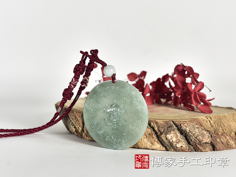 翡翠六字真言唵嘛呢叭咪吽項鍊玉珮(六字真言唵嘛呢叭咪吽、六字大明咒:六字真言唵嘛呢叭咪吽牌翡翠六字真言唵嘛呢叭咪吽玉珮、緬甸玉六字真言唵嘛呢叭咪吽玉墜)。SL032。 2.jpg