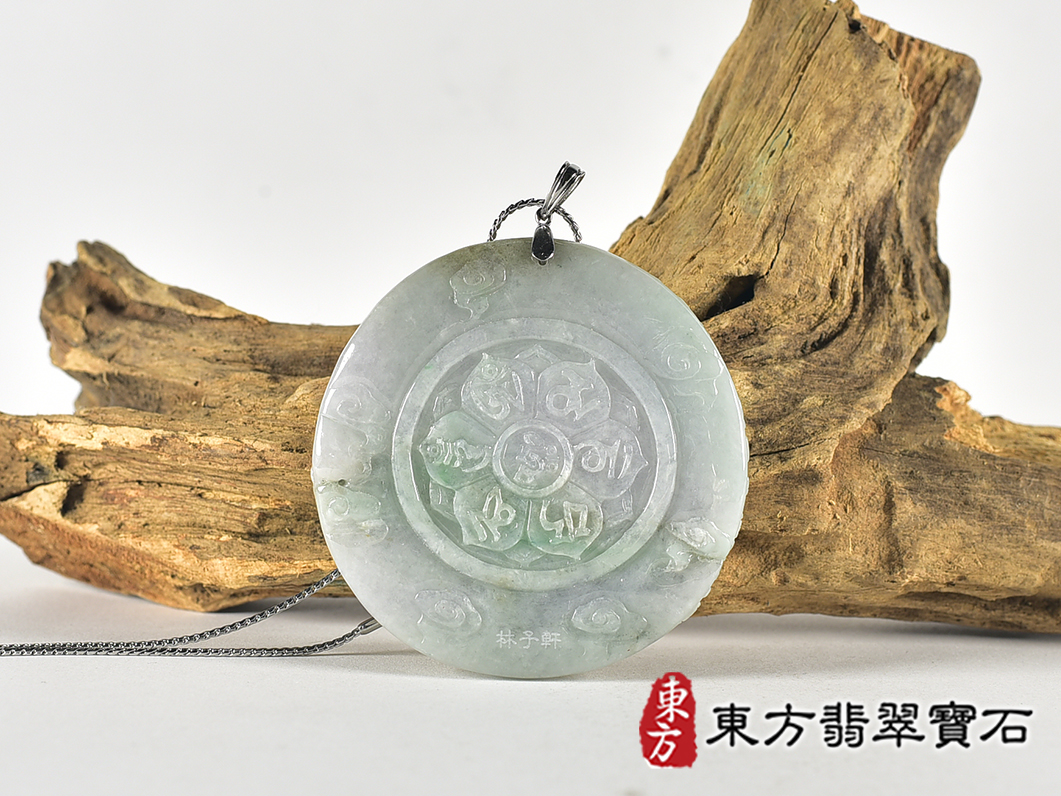 (已出售勿下標,可訂做)翡翠千手觀音項鍊玉珮(千手觀音、46臂千手觀音:千手觀音牌A貨翡翠千手觀音玉珮、緬甸玉千手觀音玉墜)。綠色糯種翡翠千手觀音,LH335。客製化訂做各種翡翠千手觀音吊墜玉珮項鍊。★附A貨翡翠雙證書 3.jpg