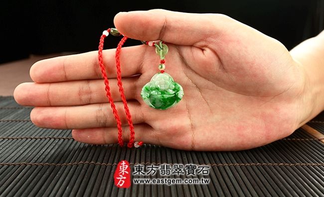 天然A貨緬甸翡翠白底青飄綠花彌勒佛玉珮項鍊｜笑口常開・福氣滿滿・慈悲寬容・吉祥如意・平安順遂｜翡翠彌勒佛玉墜／彌勒佛牌／緬甸玉吊墜・天然飄綠花色澤自然・細膩溫潤翡翠質地・客製化訂做｜附A貨翡翠雙證書｜ML015