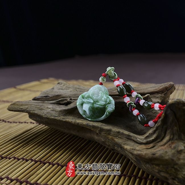 天然A貨緬甸翡翠白底青飄綠花彌勒佛玉珮項鍊｜笑口常開・福氣滿滿・慈悲寬容・吉祥如意・平安順遂｜翡翠彌勒佛玉墜／彌勒佛牌／緬甸玉吊墜・天然飄綠花色澤自然・細膩溫潤翡翠質地・客製化訂做｜附A貨翡翠雙證書｜ML015