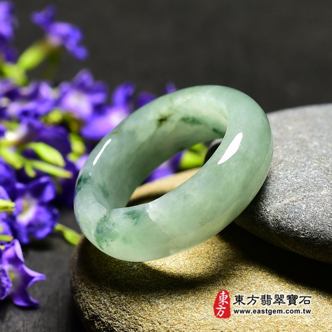 A貨緬甸天然翡翠戒指｜淺綠色糯種帶飄花翡翠圓戒 國際圍14｜飄花點綴玉色 自然色澤層次 糯種溫潤觀感 清雅耐看的東方玉飾韻味｜寓意圓滿和合、平安順遂、吉祥如意、福氣常伴、情緣長久｜翡翠玉戒 版指戒 結婚戒指 男女對戒 情侶對戒｜可客製訂做翡翠戒指、吊墜、玉珮、項鍊｜RNG047｜附A貨翡翠雙證書4