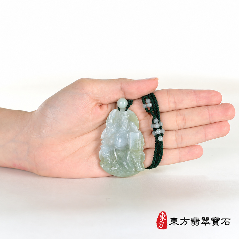 翡翠關公項鍊玉珮｜關聖帝君昂首立身・威德鎮護・守正聚福・家業安穩｜A貨翡翠綠色糯種・玉質溫厚・色澤柔雅・立體精雕｜緬甸玉關公玉墜・關公牌玉珮KG526｜客製化訂做各式翡翠關公吊墜玉珮項鍊｜附A貨翡翠雙證書8