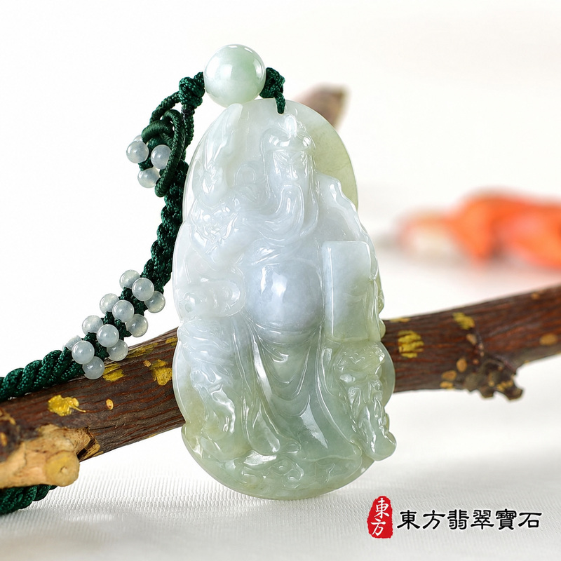 翡翠關公項鍊玉珮｜關聖帝君昂首立身・威德鎮護・守正聚福・家業安穩｜A貨翡翠綠色糯種・玉質溫厚・色澤柔雅・立體精雕｜緬甸玉關公玉墜・關公牌玉珮KG526｜客製化訂做各式翡翠關公吊墜玉珮項鍊｜附A貨翡翠雙證書5