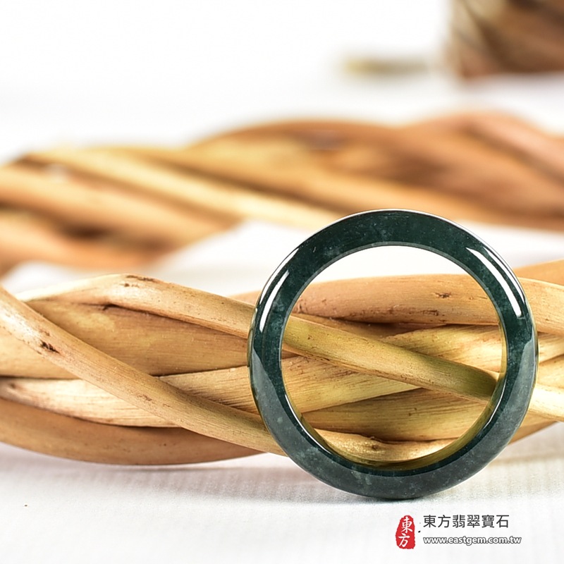 翡翠戒指|天然玉石玉戒・日常配戴與送禮款式|圓滿和合・平安順遂・吉祥如意・福氣常伴・情緣長久|翡翠玉戒・版指戒・板指戒・結婚戒指・男女對戒・情侶對戒|可客製化訂做各式翡翠戒指、吊墜、玉珮與項鍊|RNG1090|商品照片與資料介紹 6 翡翠戒指|天然玉石玉戒・日常配戴與送禮款式|圓滿和合・平安順遂・吉祥如意・福氣常伴・情緣長久|翡翠玉戒・版指戒・板指戒・結婚戒指・男女對戒・情侶對戒|可客製化訂做各式翡翠戒指、吊墜、玉珮與項鍊|RNG1090|商品照片與資料介紹 6