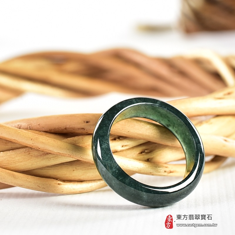 翡翠戒指|天然玉石玉戒・日常配戴與送禮款式|圓滿和合・平安順遂・吉祥如意・福氣常伴・情緣長久|翡翠玉戒・版指戒・板指戒・結婚戒指・男女對戒・情侶對戒|可客製化訂做各式翡翠戒指、吊墜、玉珮與項鍊|RNG1090|商品照片與資料介紹 4 翡翠戒指|天然玉石玉戒・日常配戴與送禮款式|圓滿和合・平安順遂・吉祥如意・福氣常伴・情緣長久|翡翠玉戒・版指戒・板指戒・結婚戒指・男女對戒・情侶對戒|可客製化訂做各式翡翠戒指、吊墜、玉珮與項鍊|RNG1090|商品照片與資料介紹 4