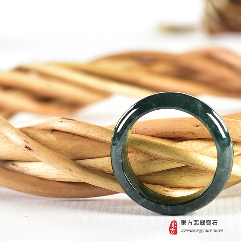 翡翠戒指|天然玉石玉戒・日常配戴與送禮款式|圓滿和合・平安順遂・吉祥如意・福氣常伴・情緣長久|翡翠玉戒・版指戒・板指戒・結婚戒指・男女對戒・情侶對戒|可客製化訂做各式翡翠戒指、吊墜、玉珮與項鍊|RNG1090|商品照片與資料介紹 5 翡翠戒指|天然玉石玉戒・日常配戴與送禮款式|圓滿和合・平安順遂・吉祥如意・福氣常伴・情緣長久|翡翠玉戒・版指戒・板指戒・結婚戒指・男女對戒・情侶對戒|可客製化訂做各式翡翠戒指、吊墜、玉珮與項鍊|RNG1090|商品照片與資料介紹 5