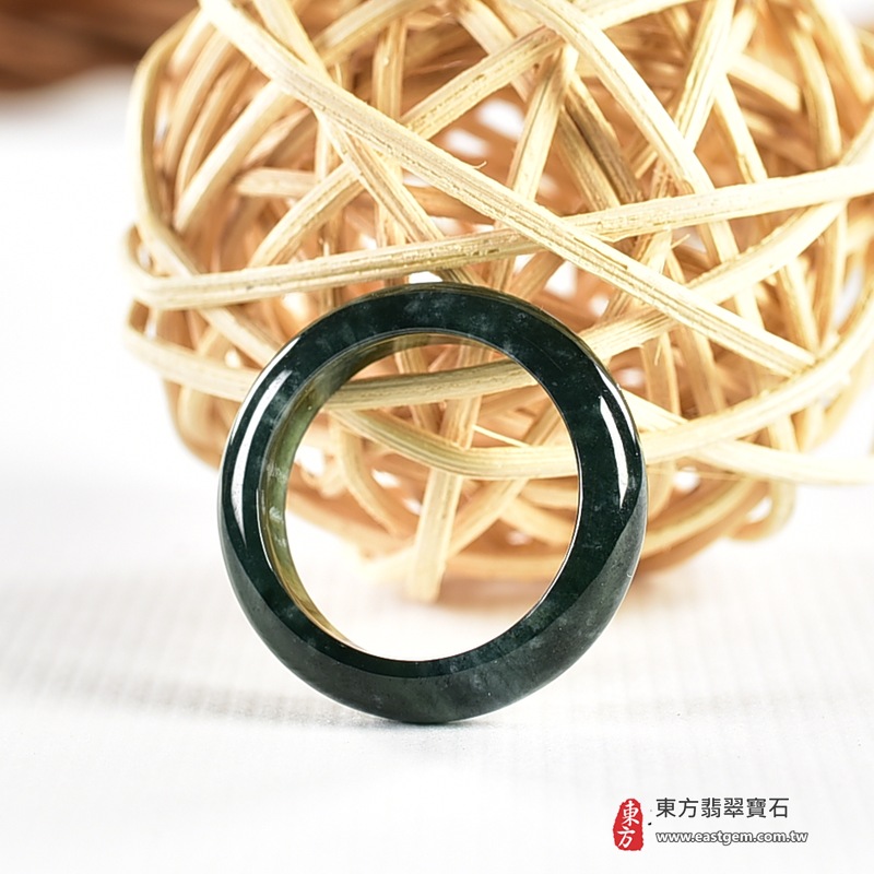 翡翠戒指|天然玉石玉戒・日常配戴與送禮款式|圓滿和合・平安順遂・吉祥如意・福氣常伴・情緣長久|翡翠玉戒・版指戒・板指戒・結婚戒指・男女對戒・情侶對戒|可客製化訂做各式翡翠戒指、吊墜、玉珮與項鍊|RNG1092|商品照片與資料介紹 5 翡翠戒指|天然玉石玉戒・日常配戴與送禮款式|圓滿和合・平安順遂・吉祥如意・福氣常伴・情緣長久|翡翠玉戒・版指戒・板指戒・結婚戒指・男女對戒・情侶對戒|可客製化訂做各式翡翠戒指、吊墜、玉珮與項鍊|RNG1092|商品照片與資料介紹 5