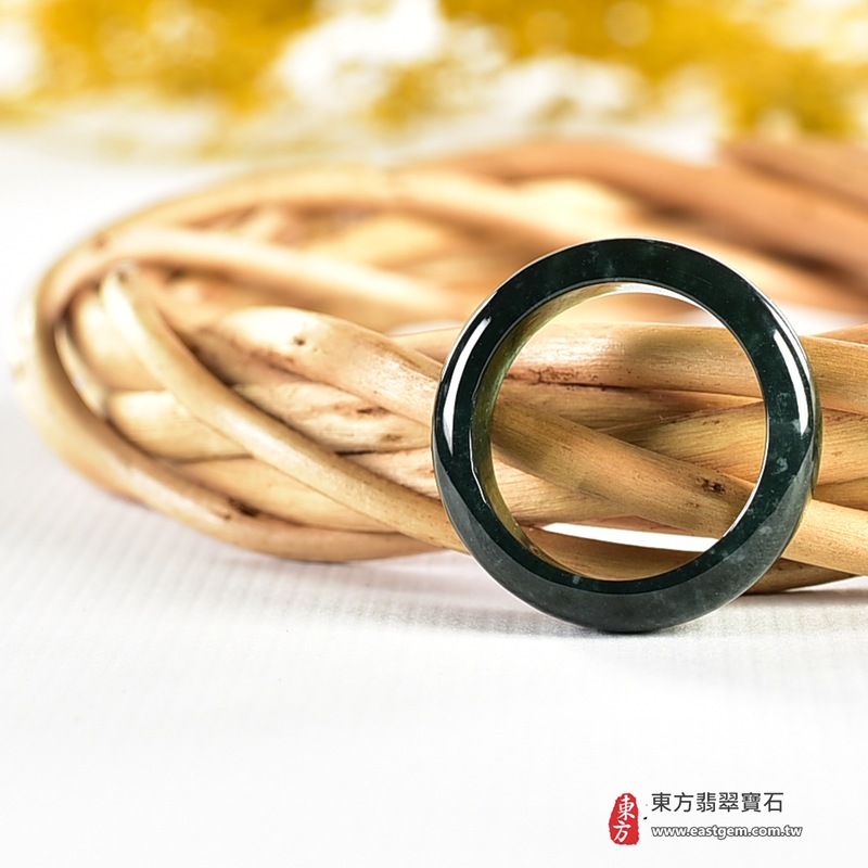 翡翠戒指|天然玉石玉戒・日常配戴與送禮款式|圓滿和合・平安順遂・吉祥如意・福氣常伴・情緣長久|翡翠玉戒・版指戒・板指戒・結婚戒指・男女對戒・情侶對戒|可客製化訂做各式翡翠戒指、吊墜、玉珮與項鍊|RNG1093|商品照片與資料介紹 4 翡翠戒指|天然玉石玉戒・日常配戴與送禮款式|圓滿和合・平安順遂・吉祥如意・福氣常伴・情緣長久|翡翠玉戒・版指戒・板指戒・結婚戒指・男女對戒・情侶對戒|可客製化訂做各式翡翠戒指、吊墜、玉珮與項鍊|RNG1093|商品照片與資料介紹 4