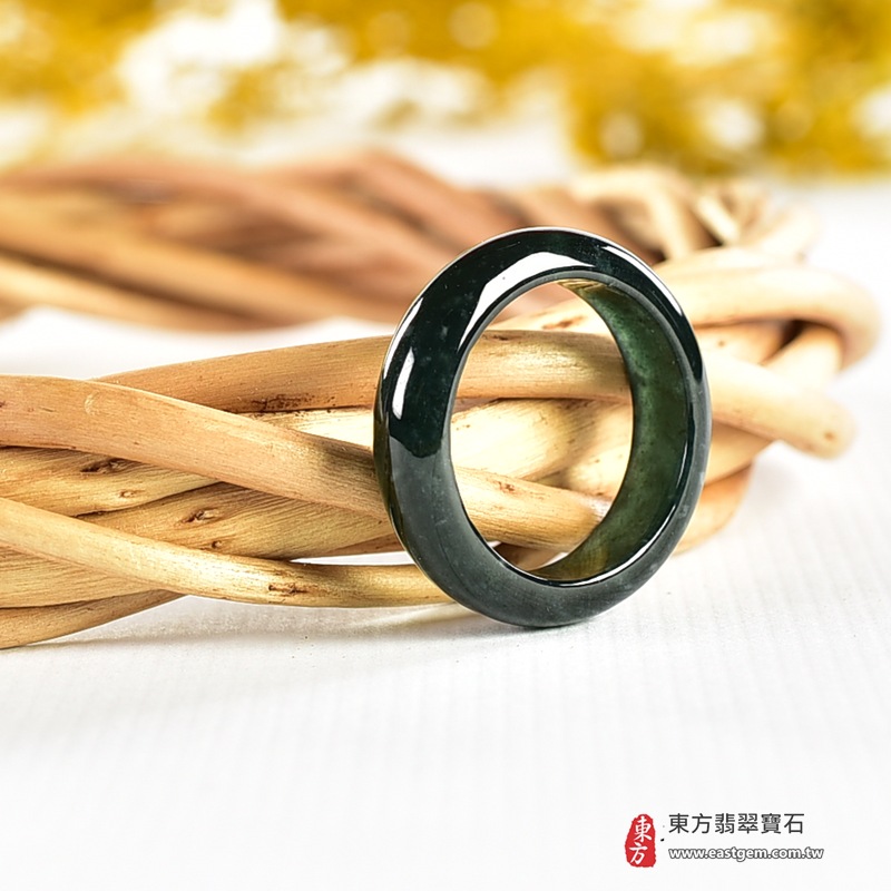 翡翠戒指|天然玉石玉戒・日常配戴與送禮款式|圓滿和合・平安順遂・吉祥如意・福氣常伴・情緣長久|翡翠玉戒・版指戒・板指戒・結婚戒指・男女對戒・情侶對戒|可客製化訂做各式翡翠戒指、吊墜、玉珮與項鍊|RNG1093|商品照片與資料介紹 5 翡翠戒指|天然玉石玉戒・日常配戴與送禮款式|圓滿和合・平安順遂・吉祥如意・福氣常伴・情緣長久|翡翠玉戒・版指戒・板指戒・結婚戒指・男女對戒・情侶對戒|可客製化訂做各式翡翠戒指、吊墜、玉珮與項鍊|RNG1093|商品照片與資料介紹 5
