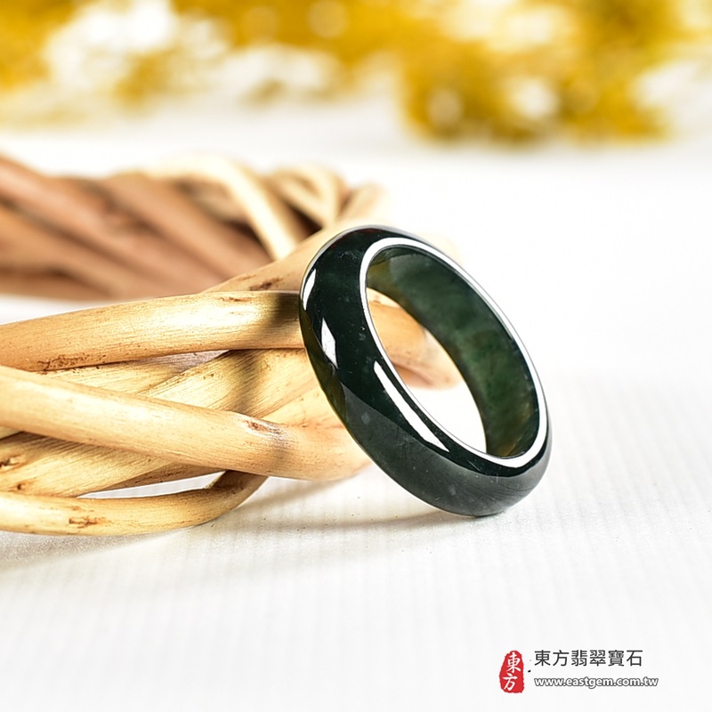 翡翠戒指|天然玉石玉戒・日常配戴與送禮款式|圓滿和合・平安順遂・吉祥如意・福氣常伴・情緣長久|翡翠玉戒・版指戒・板指戒・結婚戒指・男女對戒・情侶對戒|可客製化訂做各式翡翠戒指、吊墜、玉珮與項鍊|RNG1093|商品照片與資料介紹 6 翡翠戒指|天然玉石玉戒・日常配戴與送禮款式|圓滿和合・平安順遂・吉祥如意・福氣常伴・情緣長久|翡翠玉戒・版指戒・板指戒・結婚戒指・男女對戒・情侶對戒|可客製化訂做各式翡翠戒指、吊墜、玉珮與項鍊|RNG1093|商品照片與資料介紹 6