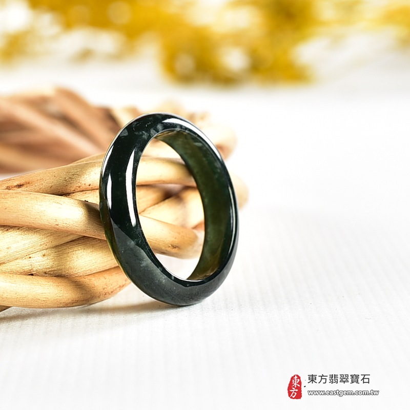 翡翠戒指|天然玉石玉戒・日常配戴與送禮款式|圓滿和合・平安順遂・吉祥如意・福氣常伴・情緣長久|翡翠玉戒・版指戒・板指戒・結婚戒指・男女對戒・情侶對戒|可客製化訂做各式翡翠戒指、吊墜、玉珮與項鍊|RNG1094|商品照片與資料介紹 3 翡翠戒指|天然玉石玉戒・日常配戴與送禮款式|圓滿和合・平安順遂・吉祥如意・福氣常伴・情緣長久|翡翠玉戒・版指戒・板指戒・結婚戒指・男女對戒・情侶對戒|可客製化訂做各式翡翠戒指、吊墜、玉珮與項鍊|RNG1094|商品照片與資料介紹 3