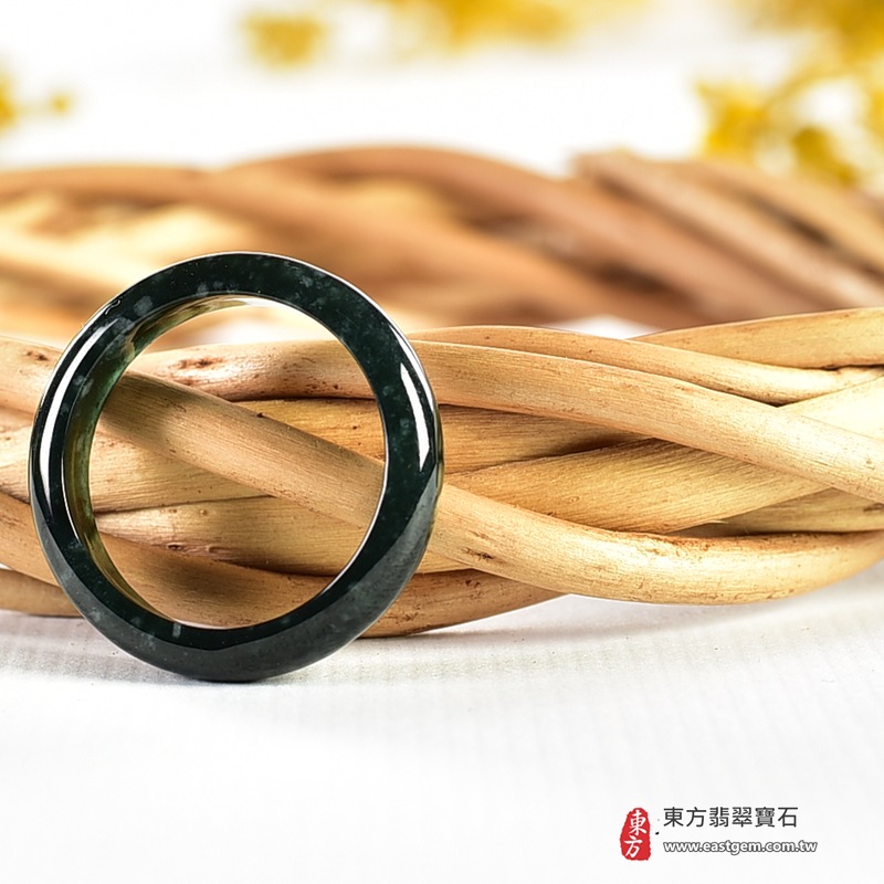 翡翠戒指|天然玉石玉戒・日常配戴與送禮款式|圓滿和合・平安順遂・吉祥如意・福氣常伴・情緣長久|翡翠玉戒・版指戒・板指戒・結婚戒指・男女對戒・情侶對戒|可客製化訂做各式翡翠戒指、吊墜、玉珮與項鍊|RNG1094|商品照片與資料介紹 5 翡翠戒指|天然玉石玉戒・日常配戴與送禮款式|圓滿和合・平安順遂・吉祥如意・福氣常伴・情緣長久|翡翠玉戒・版指戒・板指戒・結婚戒指・男女對戒・情侶對戒|可客製化訂做各式翡翠戒指、吊墜、玉珮與項鍊|RNG1094|商品照片與資料介紹 5