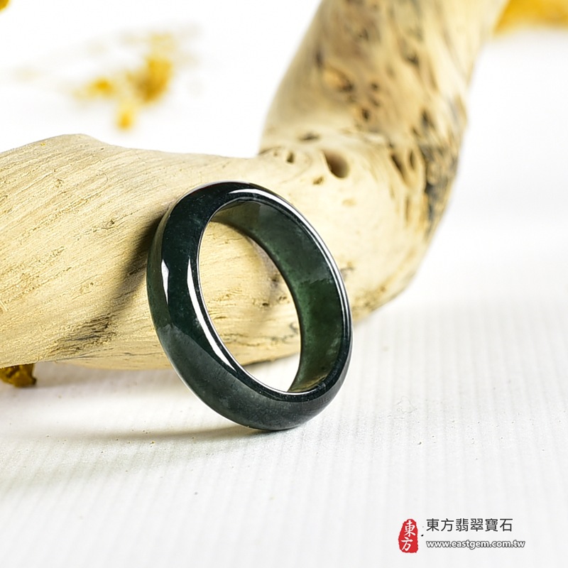 翡翠戒指|天然玉石玉戒・日常配戴與送禮款式|圓滿和合・平安順遂・吉祥如意・福氣常伴・情緣長久|翡翠玉戒・版指戒・板指戒・結婚戒指・男女對戒・情侶對戒|可客製化訂做各式翡翠戒指、吊墜、玉珮與項鍊|RNG1098|商品照片與資料介紹 5 翡翠戒指|天然玉石玉戒・日常配戴與送禮款式|圓滿和合・平安順遂・吉祥如意・福氣常伴・情緣長久|翡翠玉戒・版指戒・板指戒・結婚戒指・男女對戒・情侶對戒|可客製化訂做各式翡翠戒指、吊墜、玉珮與項鍊|RNG1098|商品照片與資料介紹 5