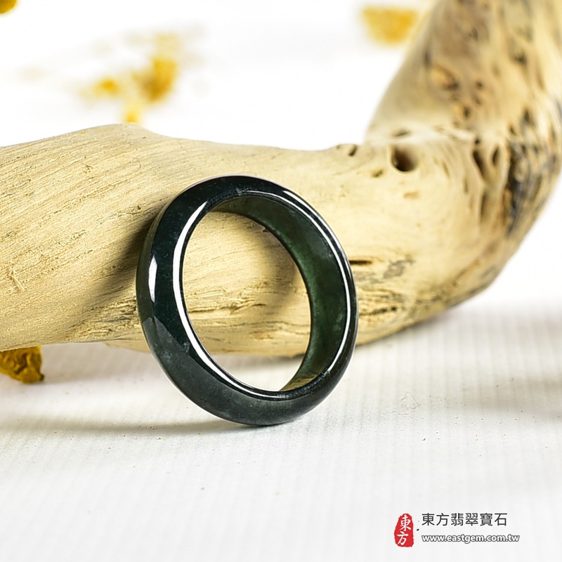 翡翠戒指|天然玉石玉戒・日常配戴與送禮款式|圓滿和合・平安順遂・吉祥如意・福氣常伴・情緣長久|翡翠玉戒・版指戒・板指戒・結婚戒指・男女對戒・情侶對戒|可客製化訂做各式翡翠戒指、吊墜、玉珮與項鍊|RNG1098|商品照片與資料介紹 4 翡翠戒指|天然玉石玉戒・日常配戴與送禮款式|圓滿和合・平安順遂・吉祥如意・福氣常伴・情緣長久|翡翠玉戒・版指戒・板指戒・結婚戒指・男女對戒・情侶對戒|可客製化訂做各式翡翠戒指、吊墜、玉珮與項鍊|RNG1098|商品照片與資料介紹 4