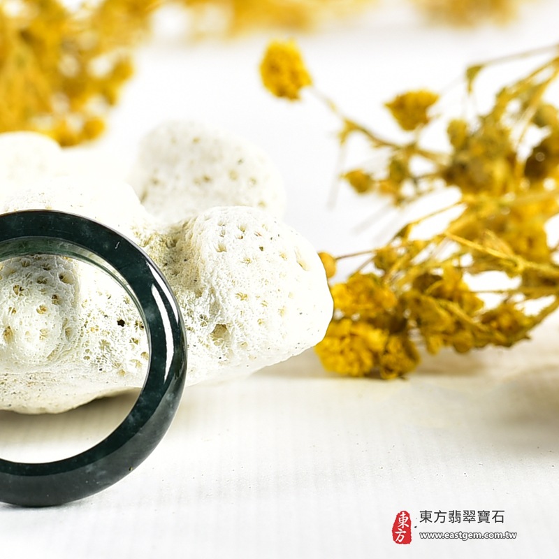 翡翠戒指|天然玉石玉戒・日常配戴與送禮款式|圓滿和合・平安順遂・吉祥如意・福氣常伴・情緣長久|翡翠玉戒・版指戒・板指戒・結婚戒指・男女對戒・情侶對戒|可客製化訂做各式翡翠戒指、吊墜、玉珮與項鍊|RNG1100|商品照片與資料介紹 4 翡翠戒指|天然玉石玉戒・日常配戴與送禮款式|圓滿和合・平安順遂・吉祥如意・福氣常伴・情緣長久|翡翠玉戒・版指戒・板指戒・結婚戒指・男女對戒・情侶對戒|可客製化訂做各式翡翠戒指、吊墜、玉珮與項鍊|RNG1100|商品照片與資料介紹 4