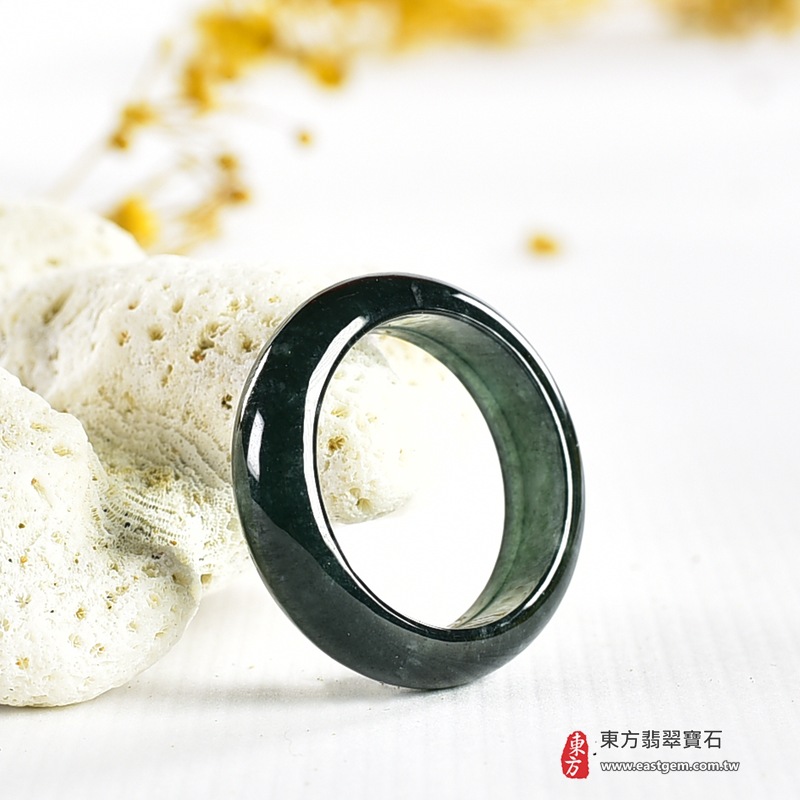 翡翠戒指|天然玉石玉戒・日常配戴與送禮款式|圓滿和合・平安順遂・吉祥如意・福氣常伴・情緣長久|翡翠玉戒・版指戒・板指戒・結婚戒指・男女對戒・情侶對戒|可客製化訂做各式翡翠戒指、吊墜、玉珮與項鍊|RNG1100|商品照片與資料介紹 3 翡翠戒指|天然玉石玉戒・日常配戴與送禮款式|圓滿和合・平安順遂・吉祥如意・福氣常伴・情緣長久|翡翠玉戒・版指戒・板指戒・結婚戒指・男女對戒・情侶對戒|可客製化訂做各式翡翠戒指、吊墜、玉珮與項鍊|RNG1100|商品照片與資料介紹 3