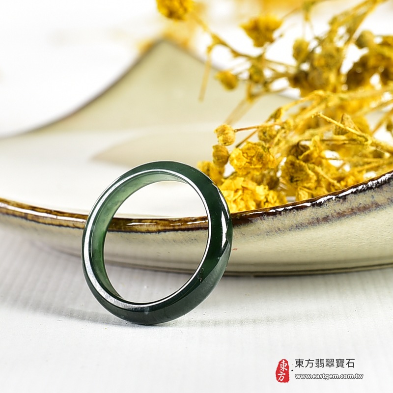 翡翠戒指|天然玉石玉戒・日常配戴與送禮款式|圓滿和合・平安順遂・吉祥如意・福氣常伴・情緣長久|翡翠玉戒・版指戒・板指戒・結婚戒指・男女對戒・情侶對戒|可客製化訂做各式翡翠戒指、吊墜、玉珮與項鍊|RNG1104|商品照片與資料介紹 6 翡翠戒指|天然玉石玉戒・日常配戴與送禮款式|圓滿和合・平安順遂・吉祥如意・福氣常伴・情緣長久|翡翠玉戒・版指戒・板指戒・結婚戒指・男女對戒・情侶對戒|可客製化訂做各式翡翠戒指、吊墜、玉珮與項鍊|RNG1104|商品照片與資料介紹 6