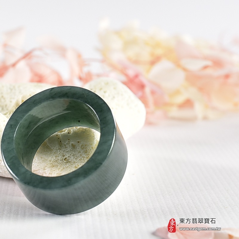 翡翠戒指｜天然玉石玉戒・日常配戴與送禮款式｜圓滿和合・平安順遂・吉祥如意・福氣常伴・情緣長久｜翡翠玉戒・版指戒・板指戒・結婚戒指・男女對戒・情侶對戒｜可客製化訂做各式翡翠戒指、吊墜、玉珮與項鍊｜RNG1139｜商品照片與資料介紹 5