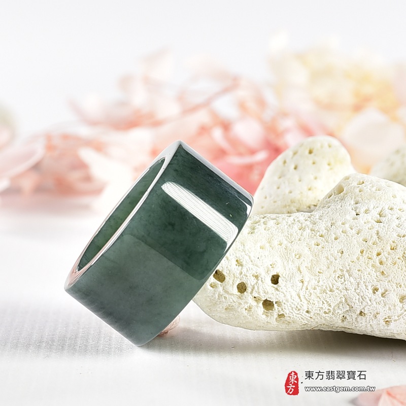 翡翠戒指｜天然玉石玉戒・日常配戴與送禮款式｜圓滿和合・平安順遂・吉祥如意・福氣常伴・情緣長久｜翡翠玉戒・版指戒・板指戒・結婚戒指・男女對戒・情侶對戒｜可客製化訂做各式翡翠戒指、吊墜、玉珮與項鍊｜RNG1139｜商品照片與資料介紹 7