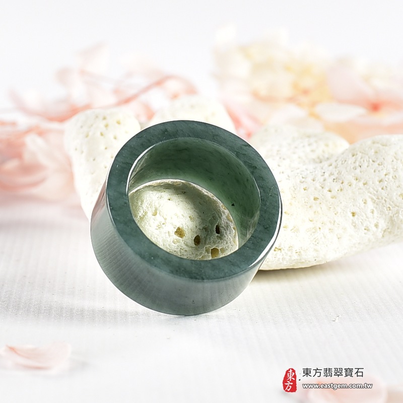 翡翠戒指｜天然玉石玉戒・日常配戴與送禮款式｜圓滿和合・平安順遂・吉祥如意・福氣常伴・情緣長久｜翡翠玉戒・版指戒・板指戒・結婚戒指・男女對戒・情侶對戒｜可客製化訂做各式翡翠戒指、吊墜、玉珮與項鍊｜RNG1139｜商品照片與資料介紹 8