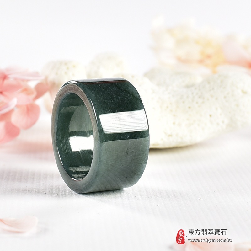 翡翠戒指|天然玉石玉戒・日常配戴與送禮款式|圓滿和合・平安順遂・吉祥如意・福氣常伴・情緣長久|翡翠玉戒・版指戒・板指戒・結婚戒指・男女對戒・情侶對戒|可客製化訂做各式翡翠戒指、吊墜、玉珮與項鍊|RNG1142|商品照片與資料介紹 4 翡翠戒指|天然玉石玉戒・日常配戴與送禮款式|圓滿和合・平安順遂・吉祥如意・福氣常伴・情緣長久|翡翠玉戒・版指戒・板指戒・結婚戒指・男女對戒・情侶對戒|可客製化訂做各式翡翠戒指、吊墜、玉珮與項鍊|RNG1142|商品照片與資料介紹 4