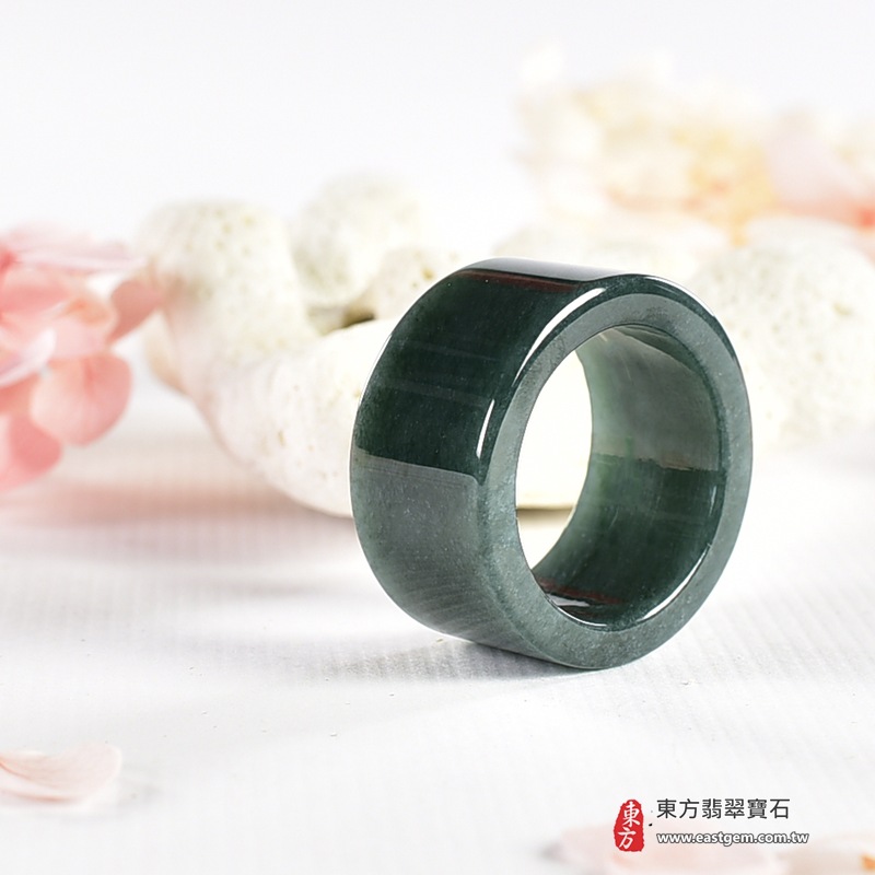 翡翠戒指|天然玉石玉戒・日常配戴與送禮款式|圓滿和合・平安順遂・吉祥如意・福氣常伴・情緣長久|翡翠玉戒・版指戒・板指戒・結婚戒指・男女對戒・情侶對戒|可客製化訂做各式翡翠戒指、吊墜、玉珮與項鍊|RNG1142|商品照片與資料介紹 6 翡翠戒指|天然玉石玉戒・日常配戴與送禮款式|圓滿和合・平安順遂・吉祥如意・福氣常伴・情緣長久|翡翠玉戒・版指戒・板指戒・結婚戒指・男女對戒・情侶對戒|可客製化訂做各式翡翠戒指、吊墜、玉珮與項鍊|RNG1142|商品照片與資料介紹 6