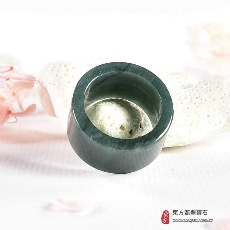 翡翠戒指|天然玉石玉戒・日常配戴與送禮款式|圓滿和合・平安順遂・吉祥如意・福氣常伴・情緣長久|翡翠玉戒・版指戒・板指戒・結婚戒指・男女對戒・情侶對戒|可客製化訂做各式翡翠戒指、吊墜、玉珮與項鍊|RNG1142|商品照片與資料介紹 8 翡翠戒指|天然玉石玉戒・日常配戴與送禮款式|圓滿和合・平安順遂・吉祥如意・福氣常伴・情緣長久|翡翠玉戒・版指戒・板指戒・結婚戒指・男女對戒・情侶對戒|可客製化訂做各式翡翠戒指、吊墜、玉珮與項鍊|RNG1142|商品照片與資料介紹 8