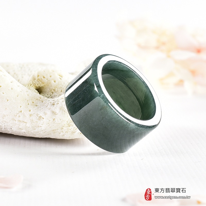 翡翠戒指|天然玉石玉戒・日常配戴與送禮款式|圓滿和合・平安順遂・吉祥如意・福氣常伴・情緣長久|翡翠玉戒・版指戒・板指戒・結婚戒指・男女對戒・情侶對戒|可客製化訂做各式翡翠戒指、吊墜、玉珮與項鍊|RNG1142|商品照片與資料介紹 9 翡翠戒指|天然玉石玉戒・日常配戴與送禮款式|圓滿和合・平安順遂・吉祥如意・福氣常伴・情緣長久|翡翠玉戒・版指戒・板指戒・結婚戒指・男女對戒・情侶對戒|可客製化訂做各式翡翠戒指、吊墜、玉珮與項鍊|RNG1142|商品照片與資料介紹 9