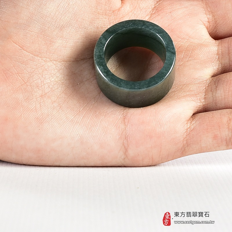 翡翠戒指|天然玉石玉戒・日常配戴與送禮款式|圓滿和合・平安順遂・吉祥如意・福氣常伴・情緣長久|翡翠玉戒・版指戒・板指戒・結婚戒指・男女對戒・情侶對戒|可客製化訂做各式翡翠戒指、吊墜、玉珮與項鍊|RNG1142|商品照片與資料介紹 10 翡翠戒指|天然玉石玉戒・日常配戴與送禮款式|圓滿和合・平安順遂・吉祥如意・福氣常伴・情緣長久|翡翠玉戒・版指戒・板指戒・結婚戒指・男女對戒・情侶對戒|可客製化訂做各式翡翠戒指、吊墜、玉珮與項鍊|RNG1142|商品照片與資料介紹 10