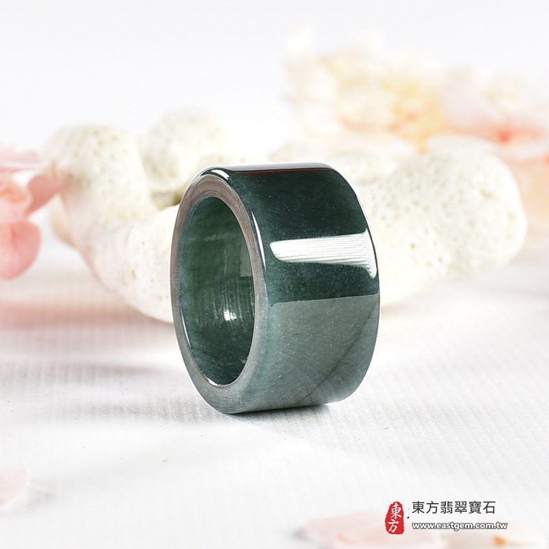 翡翠戒指|天然玉石玉戒・日常配戴與送禮款式|圓滿和合・平安順遂・吉祥如意・福氣常伴・情緣長久|翡翠玉戒・版指戒・板指戒・結婚戒指・男女對戒・情侶對戒|可客製化訂做各式翡翠戒指、吊墜、玉珮與項鍊|RNG1142|商品照片與資料介紹 7 翡翠戒指|天然玉石玉戒・日常配戴與送禮款式|圓滿和合・平安順遂・吉祥如意・福氣常伴・情緣長久|翡翠玉戒・版指戒・板指戒・結婚戒指・男女對戒・情侶對戒|可客製化訂做各式翡翠戒指、吊墜、玉珮與項鍊|RNG1142|商品照片與資料介紹 7