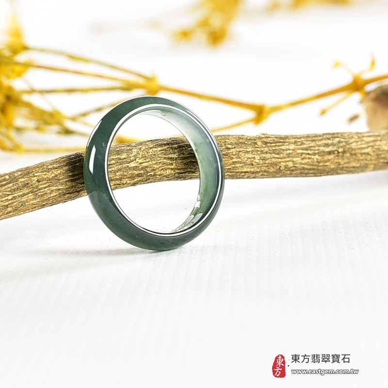 翡翠戒指|天然玉石玉戒・日常配戴與送禮款式|圓滿和合・平安順遂・吉祥如意・福氣常伴・情緣長久|翡翠玉戒・版指戒・板指戒・結婚戒指・男女對戒・情侶對戒|可客製化訂做各式翡翠戒指、吊墜、玉珮與項鍊|RNG1106|商品照片與資料介紹 3 翡翠戒指|天然玉石玉戒・日常配戴與送禮款式|圓滿和合・平安順遂・吉祥如意・福氣常伴・情緣長久|翡翠玉戒・版指戒・板指戒・結婚戒指・男女對戒・情侶對戒|可客製化訂做各式翡翠戒指、吊墜、玉珮與項鍊|RNG1106|商品照片與資料介紹 3