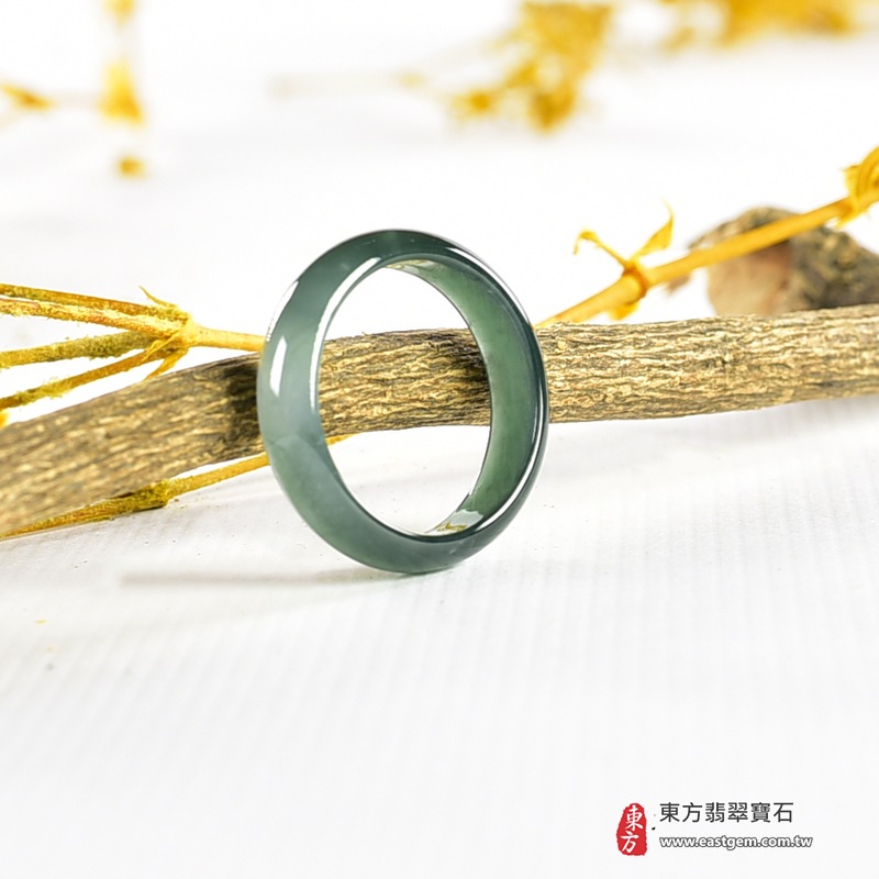 翡翠戒指|天然玉石玉戒・日常配戴與送禮款式|圓滿和合・平安順遂・吉祥如意・福氣常伴・情緣長久|翡翠玉戒・版指戒・板指戒・結婚戒指・男女對戒・情侶對戒|可客製化訂做各式翡翠戒指、吊墜、玉珮與項鍊|RNG1106|商品照片與資料介紹 4 翡翠戒指|天然玉石玉戒・日常配戴與送禮款式|圓滿和合・平安順遂・吉祥如意・福氣常伴・情緣長久|翡翠玉戒・版指戒・板指戒・結婚戒指・男女對戒・情侶對戒|可客製化訂做各式翡翠戒指、吊墜、玉珮與項鍊|RNG1106|商品照片與資料介紹 4