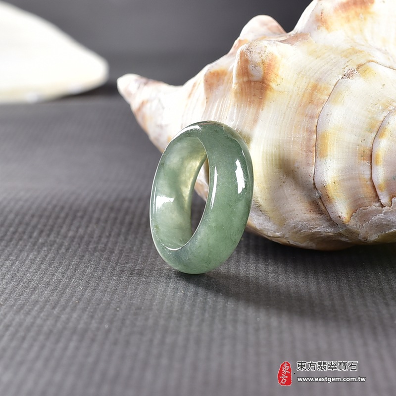 翡翠戒指|天然玉石玉戒・日常配戴與送禮款式|圓滿和合・平安順遂・吉祥如意・福氣常伴・情緣長久|翡翠玉戒・版指戒・板指戒・結婚戒指・男女對戒・情侶對戒|可客製化訂做各式翡翠戒指、吊墜、玉珮與項鍊|RNG903|商品照片與資料介紹 6 翡翠戒指|天然玉石玉戒・日常配戴與送禮款式|圓滿和合・平安順遂・吉祥如意・福氣常伴・情緣長久|翡翠玉戒・版指戒・板指戒・結婚戒指・男女對戒・情侶對戒|可客製化訂做各式翡翠戒指、吊墜、玉珮與項鍊|RNG903|商品照片與資料介紹 6