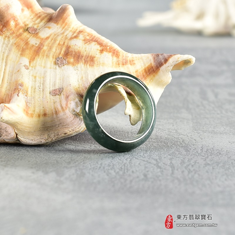 翡翠戒指|天然玉石玉戒・日常配戴與送禮款式|圓滿和合・平安順遂・吉祥如意・福氣常伴・情緣長久|翡翠玉戒・版指戒・板指戒・結婚戒指・男女對戒・情侶對戒|可客製化訂做各式翡翠戒指、吊墜、玉珮與項鍊|RNG875|商品照片與資料介紹 4 翡翠戒指|天然玉石玉戒・日常配戴與送禮款式|圓滿和合・平安順遂・吉祥如意・福氣常伴・情緣長久|翡翠玉戒・版指戒・板指戒・結婚戒指・男女對戒・情侶對戒|可客製化訂做各式翡翠戒指、吊墜、玉珮與項鍊|RNG875|商品照片與資料介紹 4