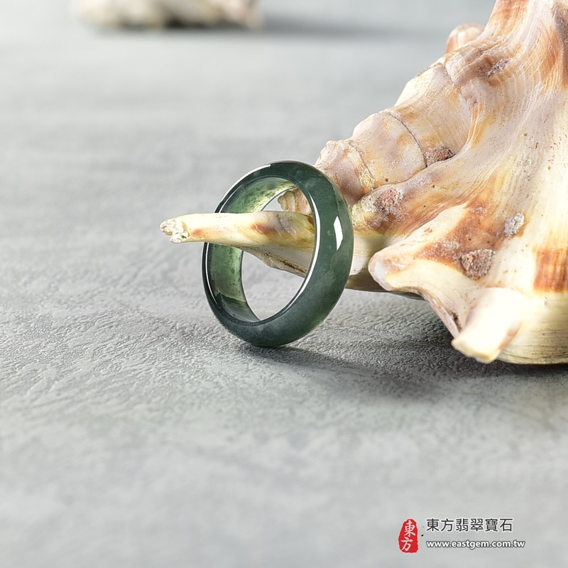 翡翠戒指|天然玉石玉戒・日常配戴與送禮款式|圓滿和合・平安順遂・吉祥如意・福氣常伴・情緣長久|翡翠玉戒・版指戒・板指戒・結婚戒指・男女對戒・情侶對戒|可客製化訂做各式翡翠戒指、吊墜、玉珮與項鍊|RNG875|商品照片與資料介紹 7 翡翠戒指|天然玉石玉戒・日常配戴與送禮款式|圓滿和合・平安順遂・吉祥如意・福氣常伴・情緣長久|翡翠玉戒・版指戒・板指戒・結婚戒指・男女對戒・情侶對戒|可客製化訂做各式翡翠戒指、吊墜、玉珮與項鍊|RNG875|商品照片與資料介紹 7