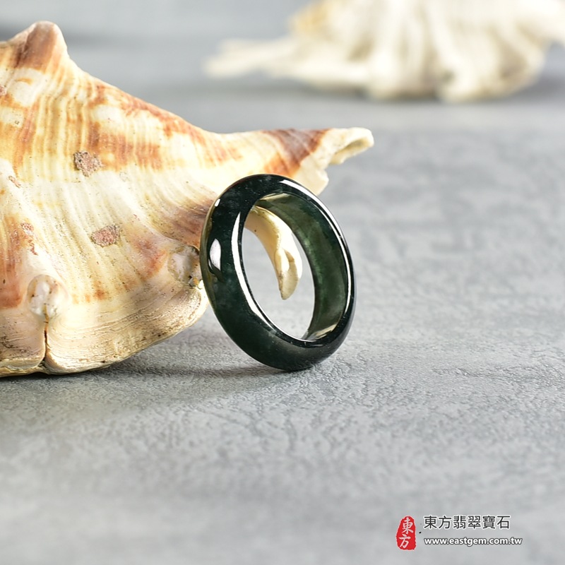 深綠油青種翡翠平口戒|RNG876|深綠色天然玉石紋理・素面細緻拋光・窄版圓環戒身・沉穩油潤光澤|簡約中性翡翠玉戒、男女日常配戴、單戴疊搭、生日紀念送禮與東方玉飾收藏|油青種翡翠戒環・天然玉戒指・附鑑定證書|東方翡翠寶石專賣店 6 深綠油青種翡翠平口戒|RNG876|深綠色天然玉石紋理・素面細緻拋光・窄版圓環戒身・沉穩油潤光澤|簡約中性翡翠玉戒、男女日常配戴、單戴疊搭、生日紀念送禮與東方玉飾收藏|油青種翡翠戒環・天然玉戒指・附鑑定證書|東方翡翠寶石專賣店 6