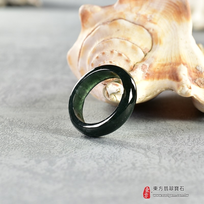 深綠油青種翡翠平口戒|RNG876|深綠色天然玉石紋理・素面細緻拋光・窄版圓環戒身・沉穩油潤光澤|簡約中性翡翠玉戒、男女日常配戴、單戴疊搭、生日紀念送禮與東方玉飾收藏|油青種翡翠戒環・天然玉戒指・附鑑定證書|東方翡翠寶石專賣店 4 深綠油青種翡翠平口戒|RNG876|深綠色天然玉石紋理・素面細緻拋光・窄版圓環戒身・沉穩油潤光澤|簡約中性翡翠玉戒、男女日常配戴、單戴疊搭、生日紀念送禮與東方玉飾收藏|油青種翡翠戒環・天然玉戒指・附鑑定證書|東方翡翠寶石專賣店 4