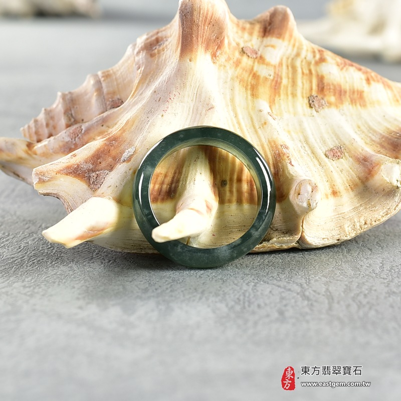 A貨緬甸天然翡翠戒指｜綠深綠油青種平口戒｜天然翡翠玉戒・天然玉石戒指・深綠油青種翡翠・綠色翡翠戒指・平口戒款式｜圓滿和合・平安順遂・吉祥如意・福氣常伴・情緣長久｜翡翠玉戒・版指戒・板指戒・結婚戒指・男女對戒・情侶對戒｜可客製化訂做各式翡翠戒指、吊墜、玉珮與項鍊｜RNG878｜附A貨翡翠雙證書 4