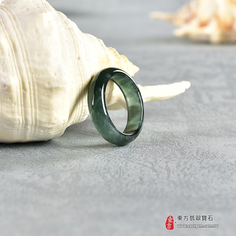 翡翠戒指|天然玉石玉戒・日常配戴與送禮款式|圓滿和合・平安順遂・吉祥如意・福氣常伴・情緣長久|翡翠玉戒・版指戒・板指戒・結婚戒指・男女對戒・情侶對戒|可客製化訂做各式翡翠戒指、吊墜、玉珮與項鍊|RNG879|商品照片與資料介紹 6 翡翠戒指|天然玉石玉戒・日常配戴與送禮款式|圓滿和合・平安順遂・吉祥如意・福氣常伴・情緣長久|翡翠玉戒・版指戒・板指戒・結婚戒指・男女對戒・情侶對戒|可客製化訂做各式翡翠戒指、吊墜、玉珮與項鍊|RNG879|商品照片與資料介紹 6