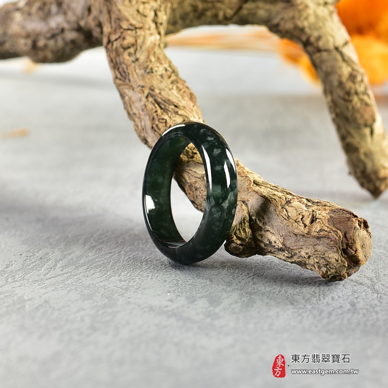 A貨緬甸天然翡翠戒指|綠深綠油青種平口戒|天然翡翠玉戒・天然玉石戒指・深綠油青種翡翠・綠色翡翠戒指・平口戒款式|圓滿和合・平安順遂・吉祥如意・福氣常伴・情緣長久|翡翠玉戒・版指戒・板指戒・結婚戒指・男女對戒・情侶對戒|可客製化訂做各式翡翠戒指、吊墜、玉珮與項鍊|RNG880|附A貨翡翠雙證書 7 A貨緬甸天然翡翠戒指|綠深綠油青種平口戒|天然翡翠玉戒・天然玉石戒指・深綠油青種翡翠・綠色翡翠戒指・平口戒款式|圓滿和合・平安順遂・吉祥如意・福氣常伴・情緣長久|翡翠玉戒・版指戒・板指戒・結婚戒指・男女對戒・情侶對戒|可客製化訂做各式翡翠戒指、吊墜、玉珮與項鍊|RNG880|附A貨翡翠雙證書 7