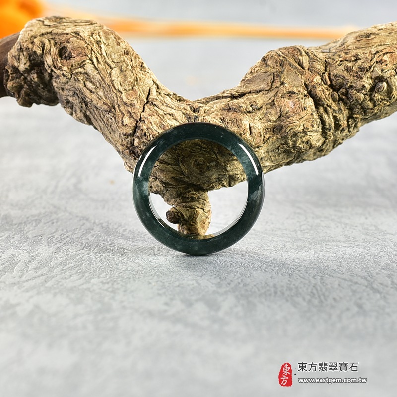 A貨緬甸天然翡翠戒指|綠深綠油青種平口戒|天然翡翠玉戒・天然玉石戒指・深綠油青種翡翠・綠色翡翠戒指・平口戒款式|圓滿和合・平安順遂・吉祥如意・福氣常伴・情緣長久|翡翠玉戒・版指戒・板指戒・結婚戒指・男女對戒・情侶對戒|可客製化訂做各式翡翠戒指、吊墜、玉珮與項鍊|RNG882|附A貨翡翠雙證書 4 A貨緬甸天然翡翠戒指|綠深綠油青種平口戒|天然翡翠玉戒・天然玉石戒指・深綠油青種翡翠・綠色翡翠戒指・平口戒款式|圓滿和合・平安順遂・吉祥如意・福氣常伴・情緣長久|翡翠玉戒・版指戒・板指戒・結婚戒指・男女對戒・情侶對戒|可客製化訂做各式翡翠戒指、吊墜、玉珮與項鍊|RNG882|附A貨翡翠雙證書 4