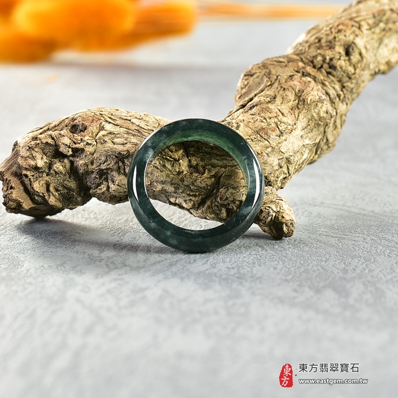 A貨緬甸天然翡翠戒指|綠深綠油青種平口戒|天然翡翠玉戒・天然玉石戒指・深綠油青種翡翠・綠色翡翠戒指・平口戒款式|圓滿和合・平安順遂・吉祥如意・福氣常伴・情緣長久|翡翠玉戒・版指戒・板指戒・結婚戒指・男女對戒・情侶對戒|可客製化訂做各式翡翠戒指、吊墜、玉珮與項鍊|RNG882|附A貨翡翠雙證書 5 A貨緬甸天然翡翠戒指|綠深綠油青種平口戒|天然翡翠玉戒・天然玉石戒指・深綠油青種翡翠・綠色翡翠戒指・平口戒款式|圓滿和合・平安順遂・吉祥如意・福氣常伴・情緣長久|翡翠玉戒・版指戒・板指戒・結婚戒指・男女對戒・情侶對戒|可客製化訂做各式翡翠戒指、吊墜、玉珮與項鍊|RNG882|附A貨翡翠雙證書 5