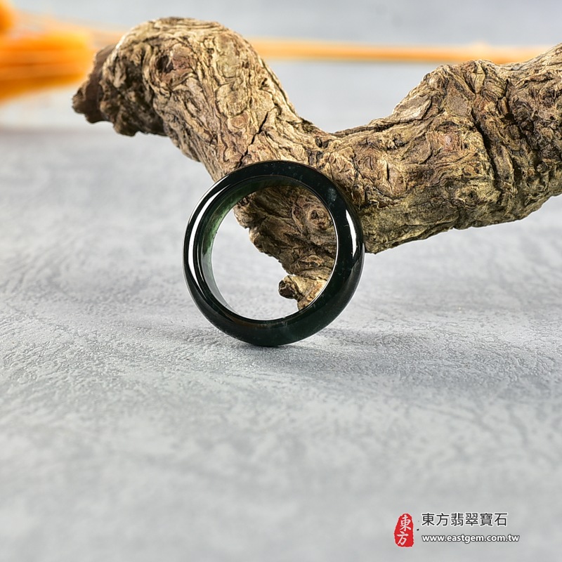 A貨緬甸天然翡翠戒指|綠深綠油青種平口戒|天然翡翠玉戒・天然玉石戒指・深綠油青種翡翠・綠色翡翠戒指・平口戒款式|圓滿和合・平安順遂・吉祥如意・福氣常伴・情緣長久|翡翠玉戒・版指戒・板指戒・結婚戒指・男女對戒・情侶對戒|可客製化訂做各式翡翠戒指、吊墜、玉珮與項鍊|RNG883|附A貨翡翠雙證書 3 A貨緬甸天然翡翠戒指|綠深綠油青種平口戒|天然翡翠玉戒・天然玉石戒指・深綠油青種翡翠・綠色翡翠戒指・平口戒款式|圓滿和合・平安順遂・吉祥如意・福氣常伴・情緣長久|翡翠玉戒・版指戒・板指戒・結婚戒指・男女對戒・情侶對戒|可客製化訂做各式翡翠戒指、吊墜、玉珮與項鍊|RNG883|附A貨翡翠雙證書 3